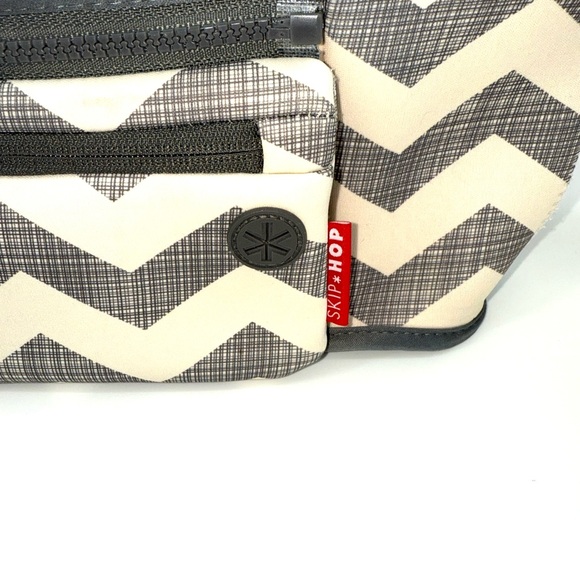 Skip Hop Grab and Go Stroller Organize with Zip Off Wrislet - Picture 3 of 5